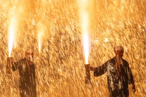 Tezutsu-shu, traditional arm-held firework performers