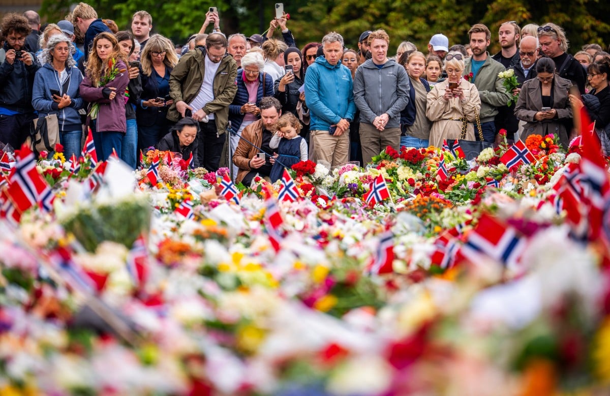 Norwegians mourn King Harald as son succeeds to throne