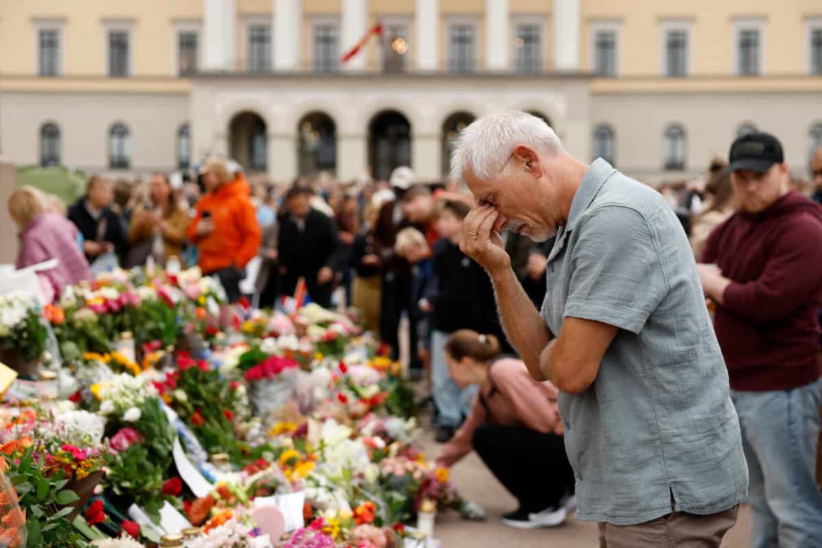 Norwegians mourn King Harald as son succeeds to throne