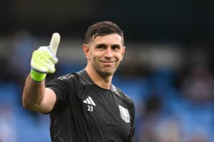 Chelsea sign Argentina 'stopper Martinez from Villa