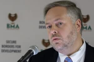 Die minister van binnelandse sake, dr. Leon Schreiber het Maandag 48 nuwe personeel van die Grensbeheer Owerheid verwelkom wat opgelei is om internasionale reisigers in SA te ontvang en die immigrasieproses en paspoort te bespoedig op Kaapstad Internasionale Lughawe
