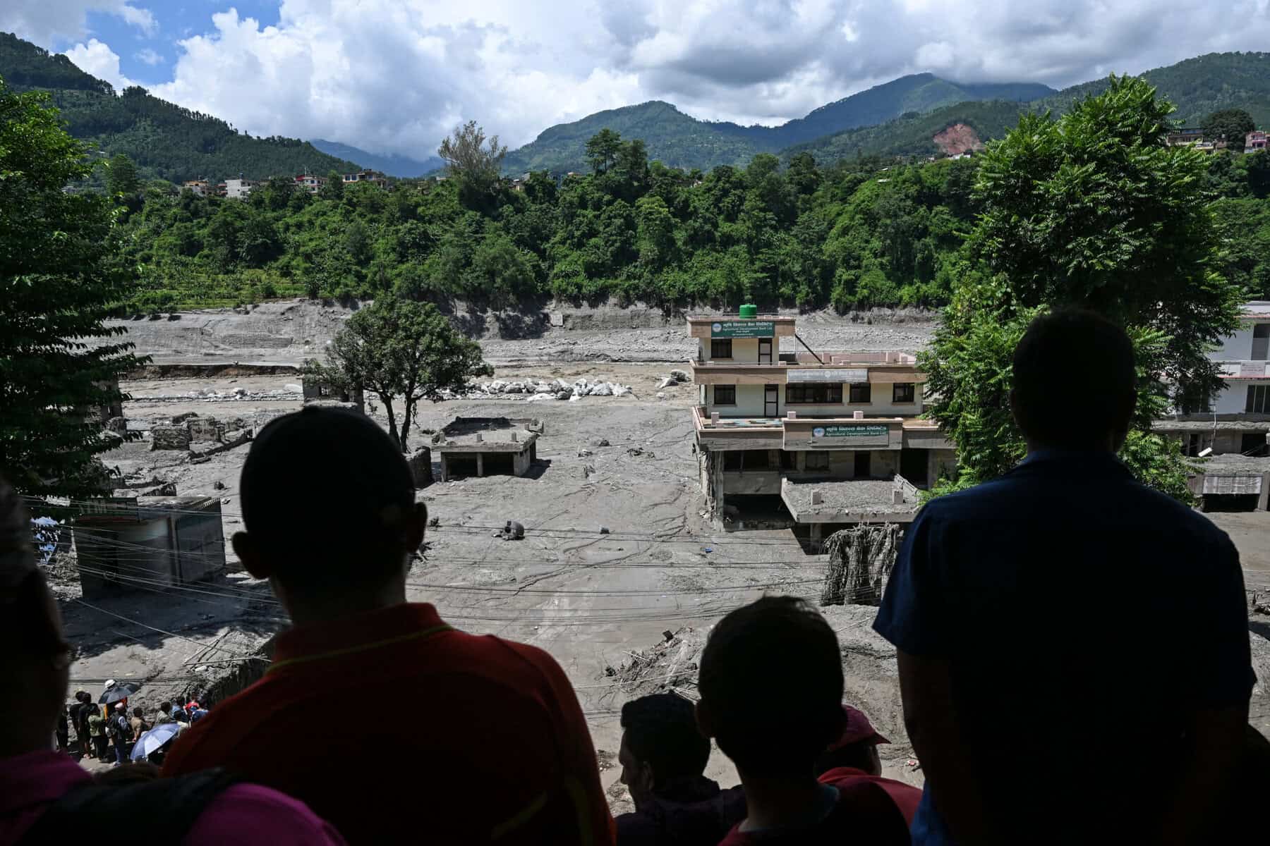 Death toll rises in Nepal-Tibet floods as rescuers search for 1,400 missing