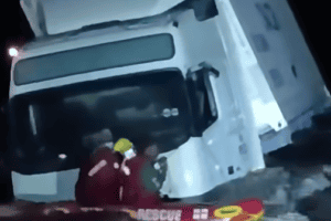 30-year-old truck driver rescued from flooded waters after being trapped on low lying bridge in the Eastern Cape [VIDEO]