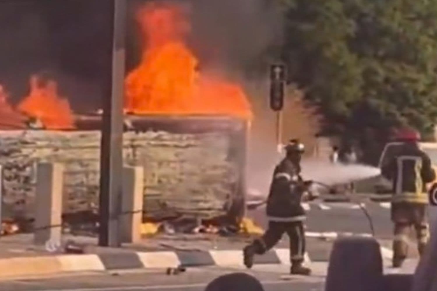 Five burnt beyond recognition as minibus taxi skips robot and slams into other vehicles [VIDEO]