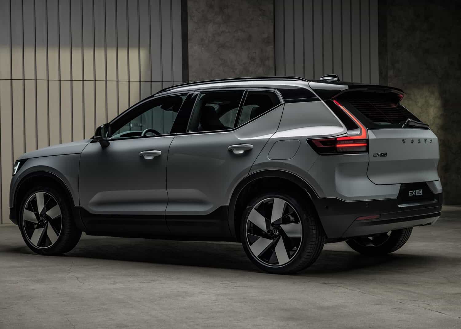 Volvo reveals facelift EX40