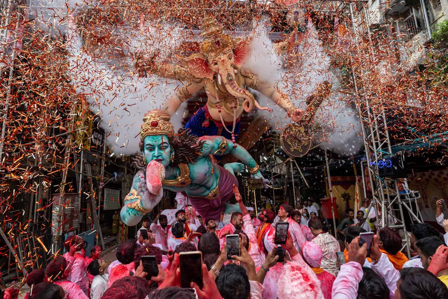 Devotees carry an idol of the Hindu deity Ganesha for immersion in the Arabian sea, during the 'Ganesh Chaturthi' festival in Mumbai on September 25, 2026. (Photo by Pratik Chorge / AFP)