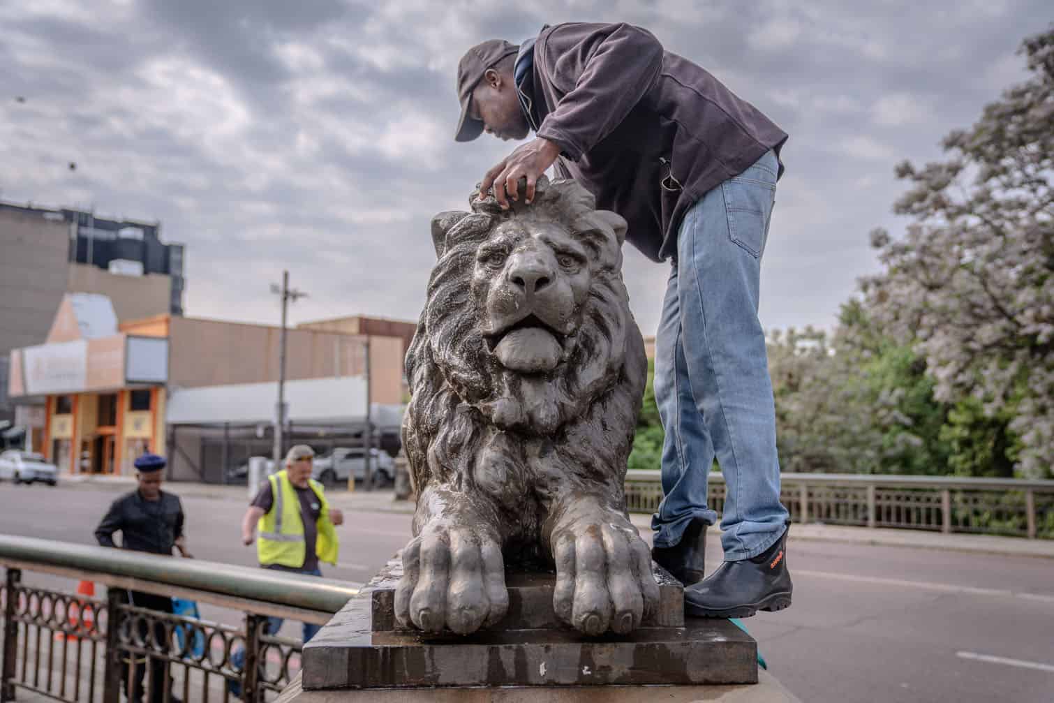 Workers clean one of the historic lion sculptures on Pretoria’s Lion Bridge on 22 September 2026. The 1894 bridge is undergoing cleaning, restoration and minor maintenance as part of a Heritage Month initiative by City Property Administration’s Commercial Property Management team, in conjunction with local Arcadia City Improvement District and Tsotsoletso Managed Area. The project aims to preserve the landmark and uplift the surrounding heritage precinct, Pretoria. Picture: Jacques Nelles