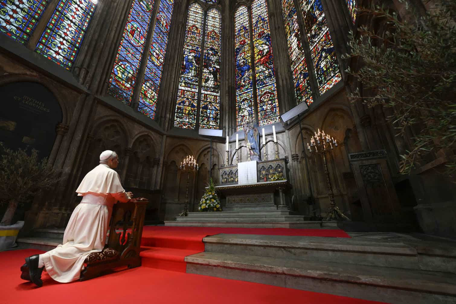 Pope Leo XIV kneels during a mass at Saint-Etienne de Metz Cathedral, in Metz, northeastern France on September 28, 2026 on the last day of his visit to France. (Photo by Simone Risoluti / VATICAN MEDIA / AFP)