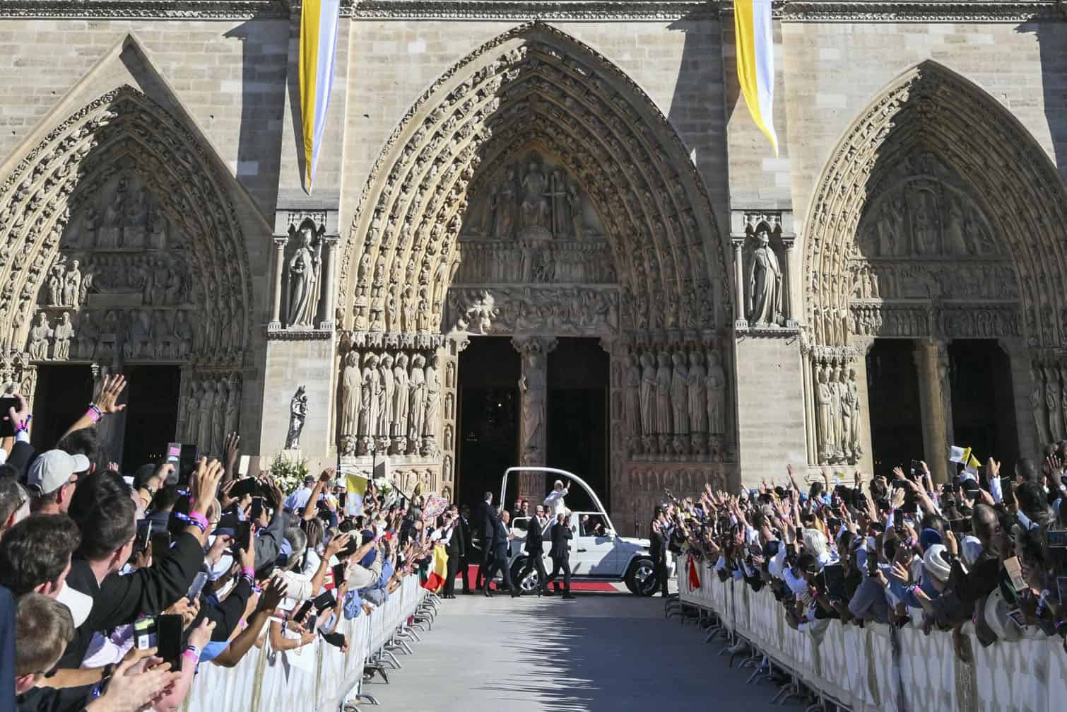 Pope Leo XIV arrives in his Papamobile (popemobile) to Notre-Dame Cathedral in Paris to preside the Solemn Vespers on September 25, 2026 as part of his four days visit to France. (Photo by Alberto PIZZOLI / AFP)