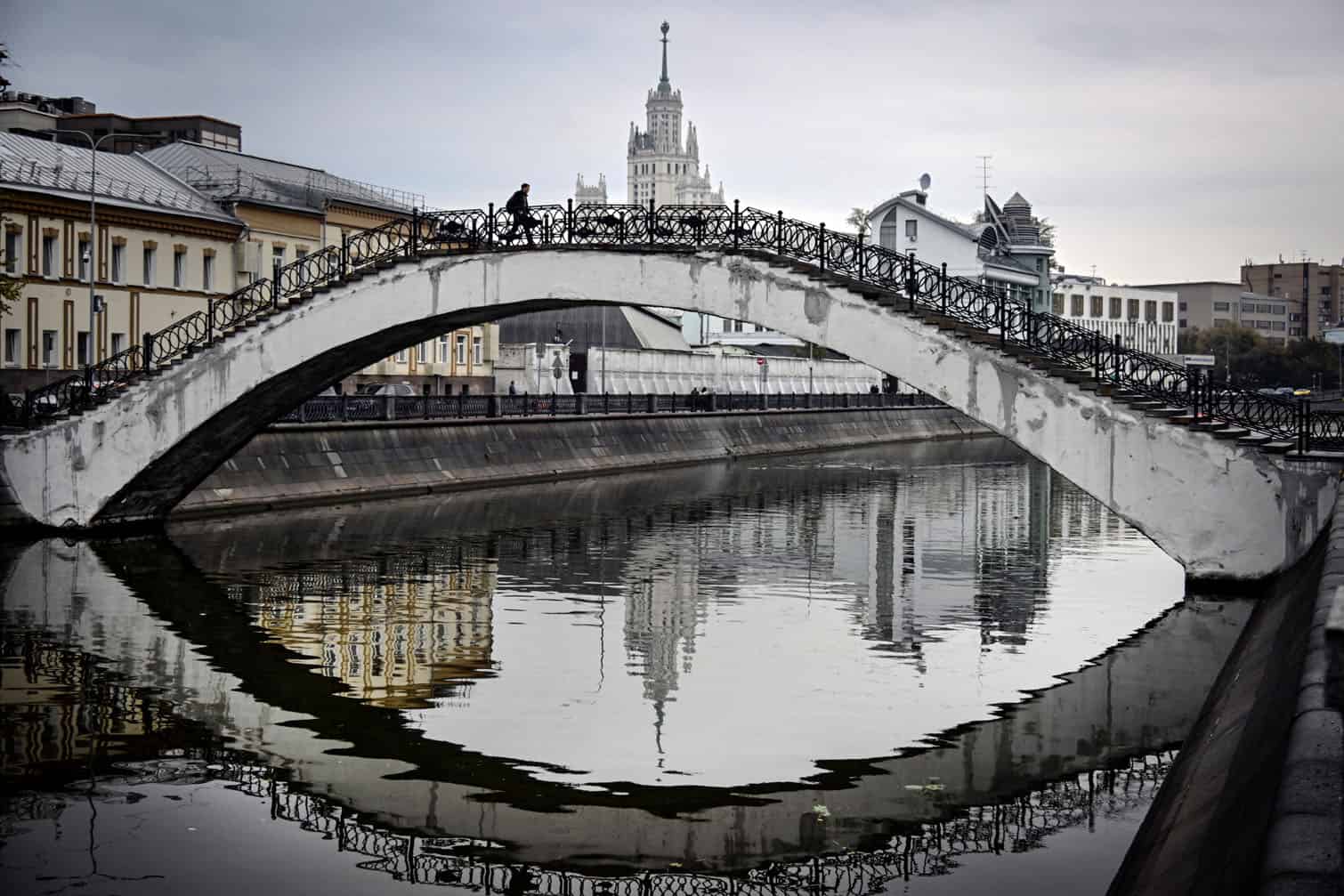 A man crosses a pedestrian brigde in central Moscow on September 23, 2026. (Photo by Alexander NEMENOV / AFP)