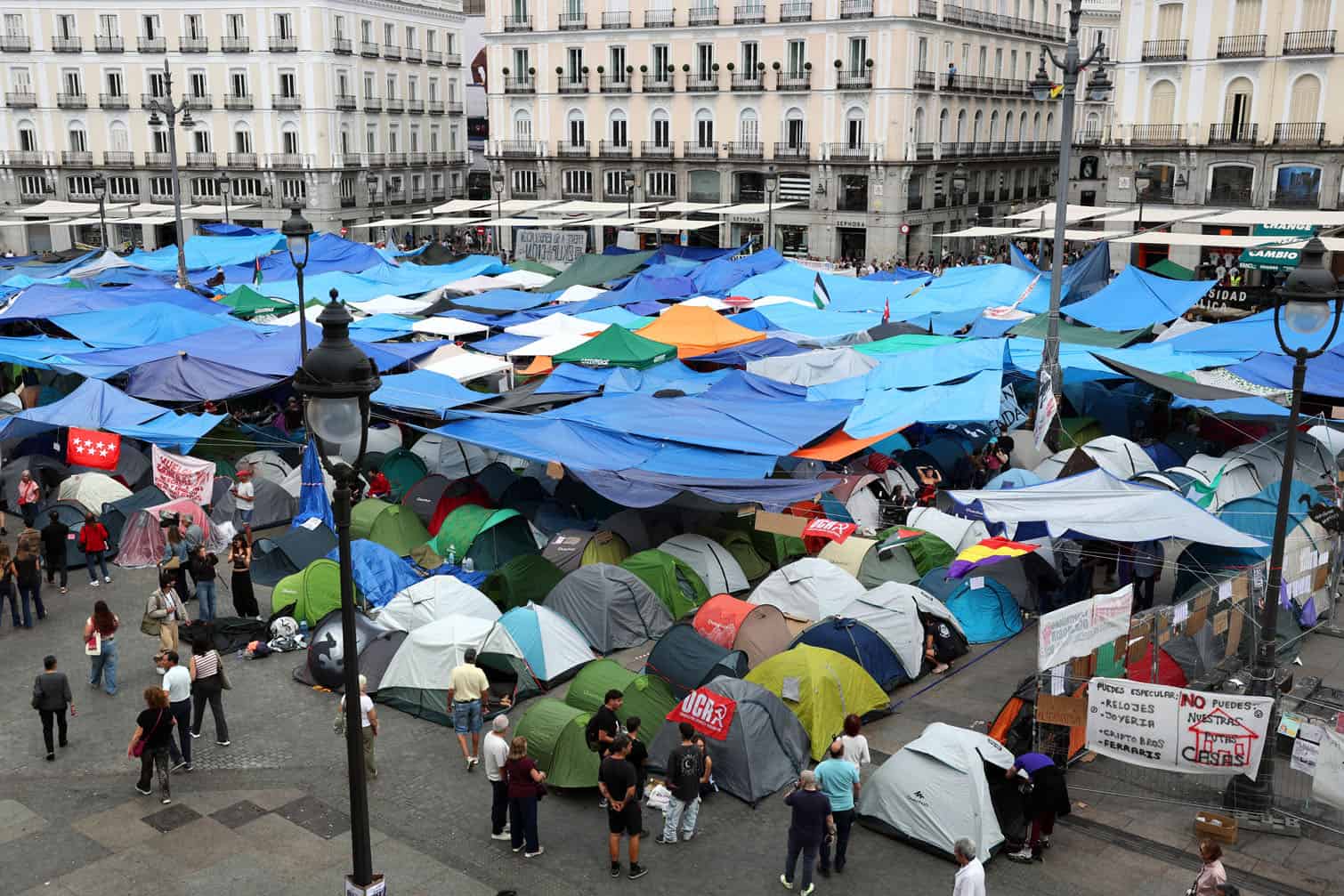 Tents fill the Puerta del Sol square as protestors camp out to protest against evictions and the housing crisis in central Madrid on September 30, 2026. The Spanish government on September 29 approved measures including a ban on evictions until 2030 and the automatic renewal of tenant contracts following days of nationwide housing protests. But the measures hang in the balance as the left-wing coalition lacks a majority in a heavily fragmented parliament, which is due to vote on them on October 2. (Photo by Thomas COEX / AFP)
