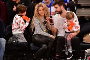 New York Decemeber 2017 : Milan Pique Mebarak, Shakira, Sasha Pique Mebarak and Gerard Pique attend the New York Knicks Vs Philadelphia 76ers game at Madison Square Garden on December 25, 2017 in New York City. (Photo by James Devaney/Getty Images)