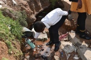 eMalahleni schoolchildren drink water from exposed pipes