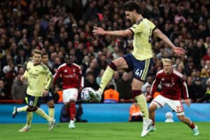 Arsenal strike late to keep pressure on Man City as Man Utd held