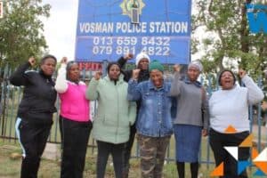 Hlalanikahle community members gathered at Vosman Police Station earlier today to support a woman who was allegedly attacked by his boyfriend on the night of September 25.