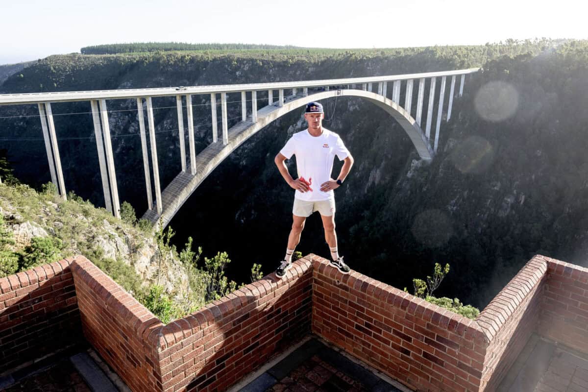 Thomas van Tonder takes on 600 monkey bars at Bloukrans Bridge