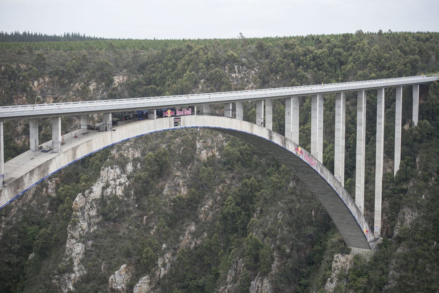 Thomas Van Tonder crosses the Bloukrans Bridge using monkey bars, 26 October 2026. Picture: Michel Bega/The Citizen