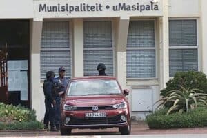 Members of the SAPS Political Killings Task Team (PKTT) outside Knysna Municipality following the arrest of three senior municipal officials in connection with an alleged corruption investigation.